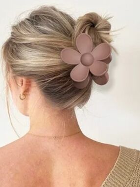 3 FOR $15  💕 Flower Matte Strong Hold Claw Clip Fashionable Hair Accessories